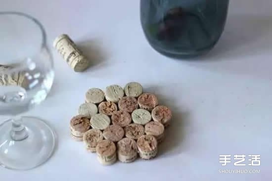 紅酒瓶塞廢物利用手工制作杯墊餐盤墊的方法 -  rpnrmr.com