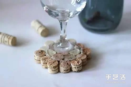 紅酒瓶塞廢物利用手工制作杯墊餐盤墊的方法 -  rpnrmr.com