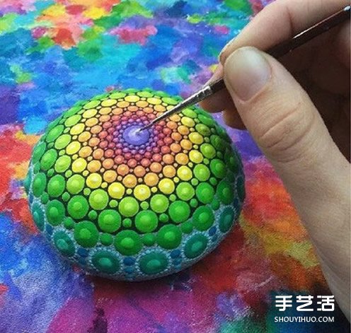鵝卵石彩繪藝術(shù) 帶有民族風情的石頭畫藝術(shù)品 -  rpnrmr.com