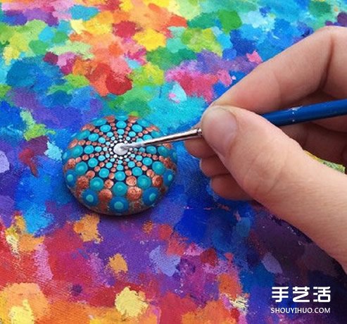 鵝卵石彩繪藝術(shù) 帶有民族風情的石頭畫藝術(shù)品 -  rpnrmr.com