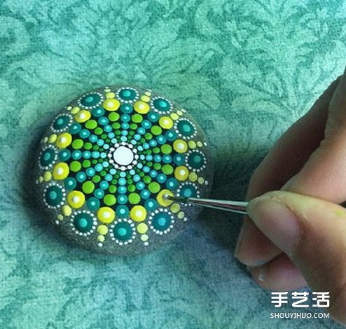 鵝卵石彩繪藝術(shù) 帶有民族風情的石頭畫藝術(shù)品 -  rpnrmr.com