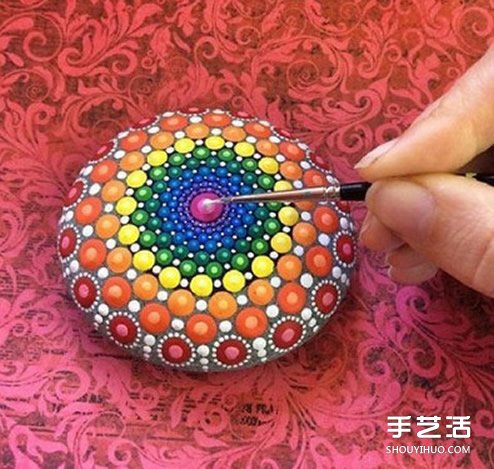 鵝卵石彩繪藝術(shù) 帶有民族風情的石頭畫藝術(shù)品 -  rpnrmr.com