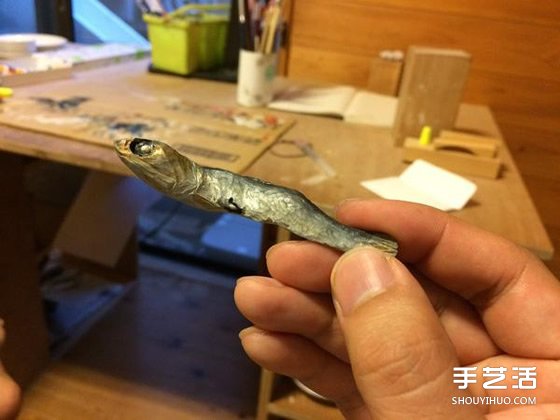 做得太像了！一不小心咬斷牙的木雕小魚干 -  rpnrmr.com
