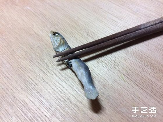 做得太像了！一不小心咬斷牙的木雕小魚干 -  rpnrmr.com