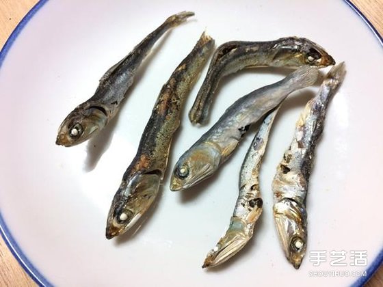 做得太像了！一不小心咬斷牙的木雕小魚干 -  rpnrmr.com