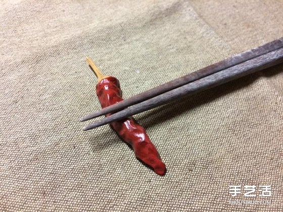 做得太像了！一不小心咬斷牙的木雕小魚干 -  rpnrmr.com