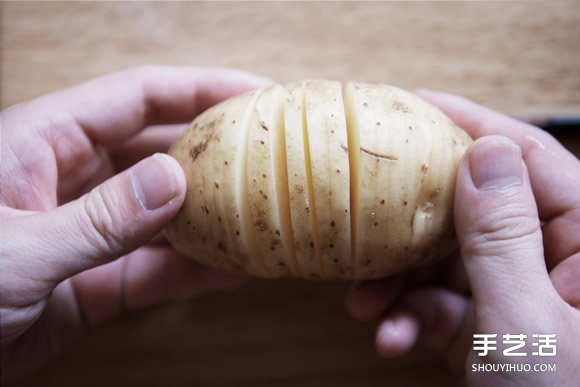 簡(jiǎn)易派對(duì)料理菜譜 焗烤手風(fēng)琴馬鈴薯的做法 -  rpnrmr.com