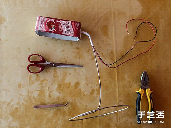 牛奶盒廢物利用DIY制作創(chuàng)意臺(tái)燈的方法步驟 -  rpnrmr.com