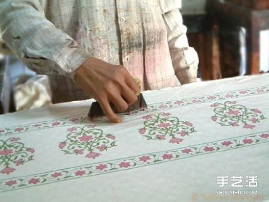 印度傳統(tǒng)手工雕版印花 僅靠肉眼完成精美圖案 -  rpnrmr.com