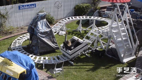 孫子嫌在家無聊 霸氣爺爺把后院改成迷你迪士尼 -  rpnrmr.com