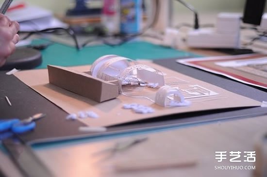 精美紙雕畫作品圖片 創(chuàng)作出翻倒的伏特加酒瓶 -  rpnrmr.com