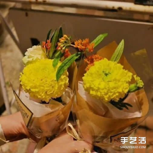 牛皮紙包花束圖解 用牛皮紙包花的方法圖片 -  rpnrmr.com