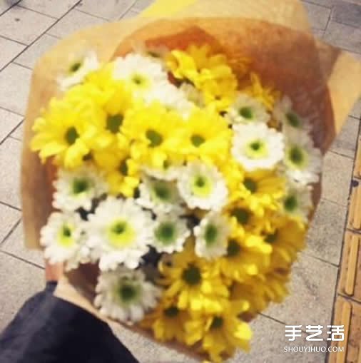 牛皮紙包花束圖解 用牛皮紙包花的方法圖片 -  rpnrmr.com