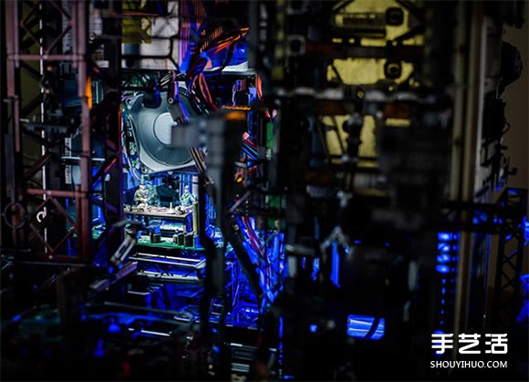 超酷炫！利用大量模型零件改裝而成的臺(tái)式電腦 -  rpnrmr.com