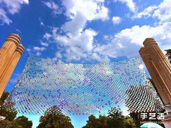 六千片廢棄CD光盤拼成的巨型虹彩掛簾 -  rpnrmr.com