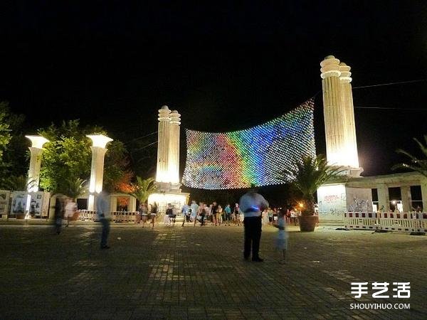 六千片廢棄CD光盤拼成的巨型虹彩掛簾 -  rpnrmr.com