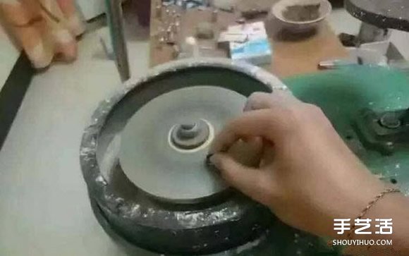 啤酒瓶做鉆石怎么做 啤酒瓶磨成綠鉆全過程 -  rpnrmr.com