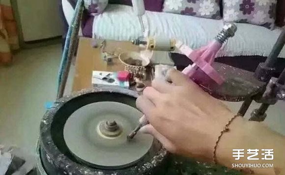 啤酒瓶做鉆石怎么做 啤酒瓶磨成綠鉆全過程 -  rpnrmr.com