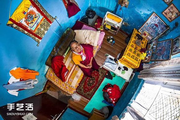 以監(jiān)視器的視角拍攝 俯視世界各國人的房間 -  rpnrmr.com
