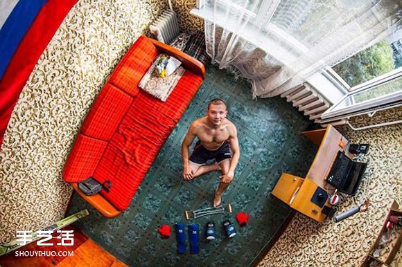 以監(jiān)視器的視角拍攝 俯視世界各國人的房間 -  rpnrmr.com