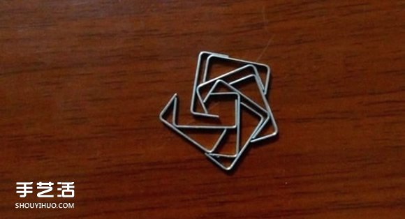 訂書(shū)釘玫瑰花制作圖解 用訂書(shū)釘做玫瑰的步驟 -  rpnrmr.com