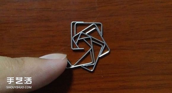 訂書(shū)釘玫瑰花制作圖解 用訂書(shū)釘做玫瑰的步驟 -  rpnrmr.com