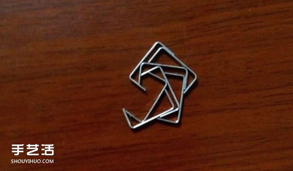 訂書(shū)釘玫瑰花制作圖解 用訂書(shū)釘做玫瑰的步驟 -  rpnrmr.com