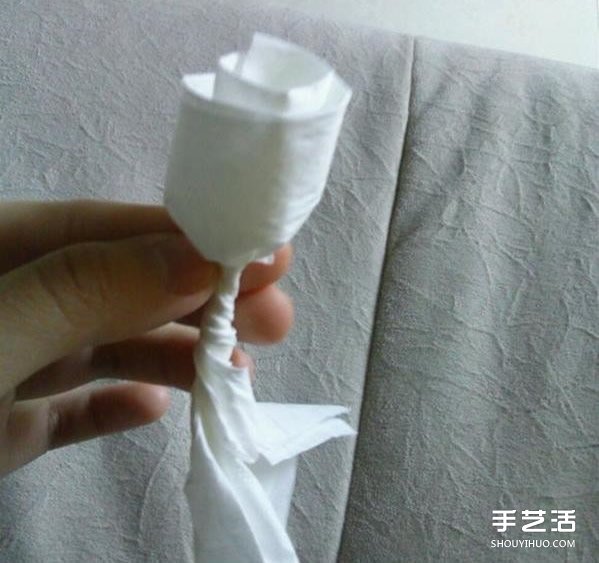 怎么用餐巾紙折玫瑰花 餐巾紙玫瑰花的折法圖解 -  rpnrmr.com