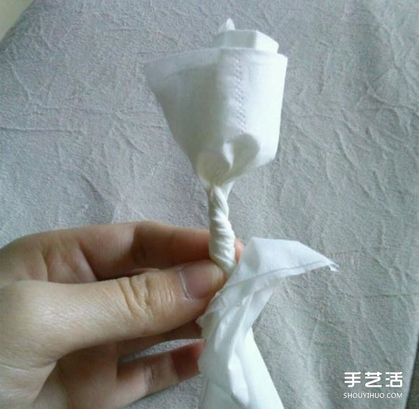 怎么用餐巾紙折玫瑰花 餐巾紙玫瑰花的折法圖解 -  rpnrmr.com