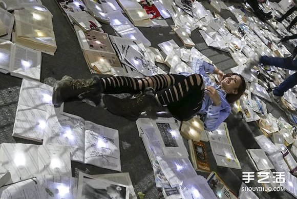 白晝之夜:一萬本書流落多倫多街頭的藝術(shù)活動 -  rpnrmr.com