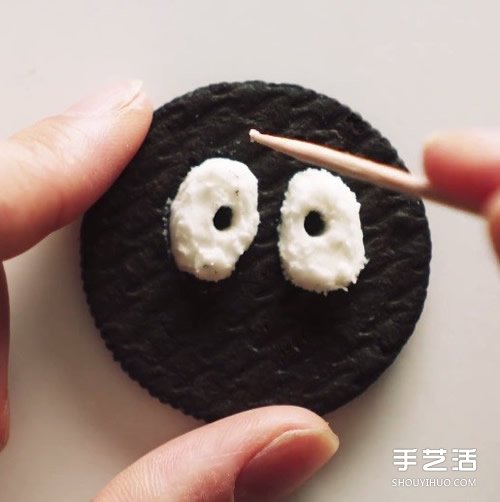 只需要一根牙簽 你就能在餅干上剔出動畫角色 -  rpnrmr.com
