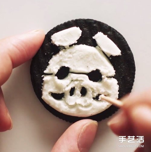 只需要一根牙簽 你就能在餅干上剔出動畫角色 -  rpnrmr.com