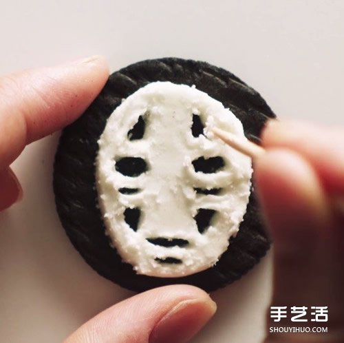 只需要一根牙簽 你就能在餅干上剔出動畫角色 -  rpnrmr.com