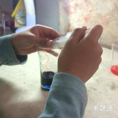 色彩分層小實(shí)驗(yàn) 利用了溶液密度的不同 -  rpnrmr.com
