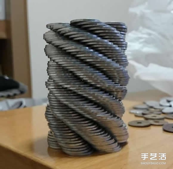 高難度平衡游戲 平衡高手用硬幣挑戰(zhàn)堆疊極限 -  rpnrmr.com