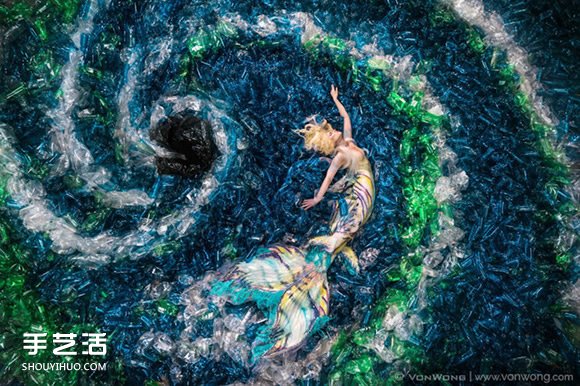 一萬個(gè)塑料瓶的海洋 用美人魚詮釋環(huán)保議題 -  rpnrmr.com