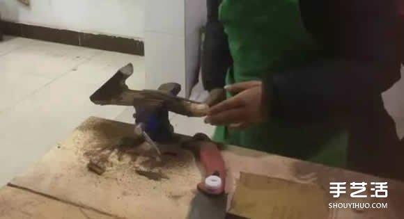 樹杈手工制作掛衣服用的掛鉤架過程步驟圖解 -  rpnrmr.com