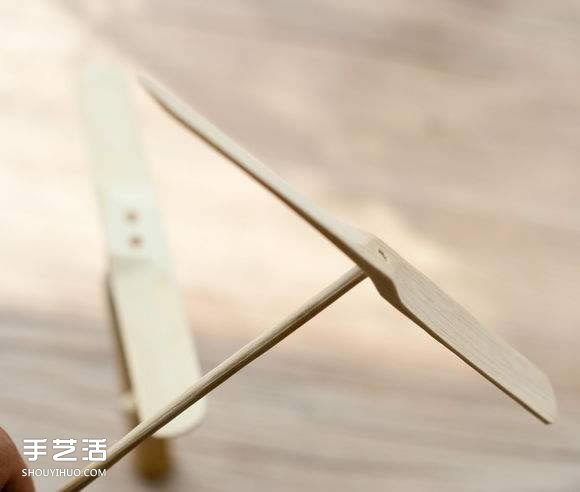 簡(jiǎn)易竹蜻蜓的制作方法 雪糕棍做竹蜻蜓的教程 -  rpnrmr.com