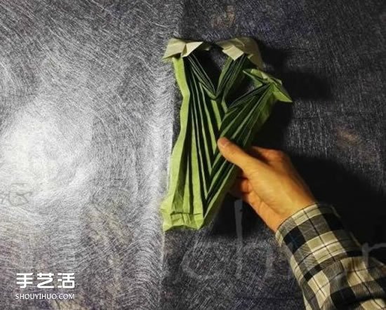 三生玫瑰花的折紙圖解 一張紙折出三朵玫瑰花 -  rpnrmr.com