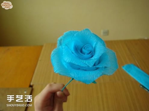 手工皺紋紙玫瑰花做法 簡(jiǎn)單皺紋紙玫瑰花的折法 -  rpnrmr.com
