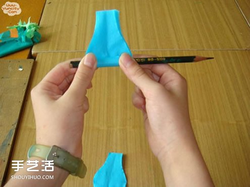 手工皺紋紙玫瑰花做法 簡(jiǎn)單皺紋紙玫瑰花的折法 -  rpnrmr.com