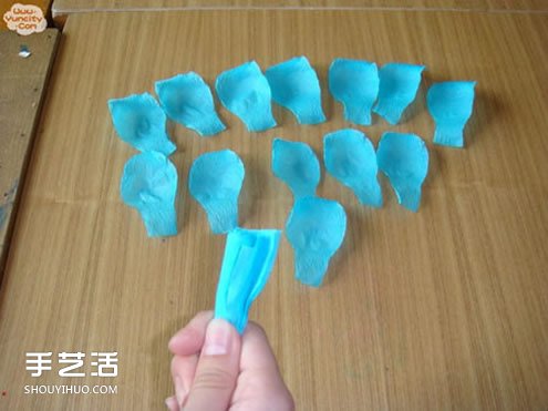 手工皺紋紙玫瑰花做法 簡(jiǎn)單皺紋紙玫瑰花的折法 -  rpnrmr.com