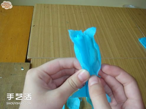 手工皺紋紙玫瑰花做法 簡(jiǎn)單皺紋紙玫瑰花的折法 -  rpnrmr.com