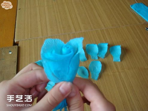 手工皺紋紙玫瑰花做法 簡(jiǎn)單皺紋紙玫瑰花的折法 -  rpnrmr.com