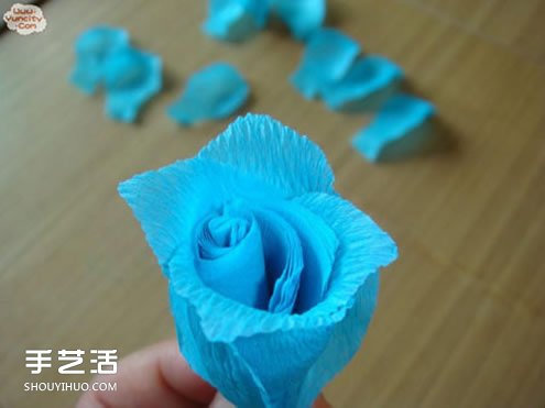 手工皺紋紙玫瑰花做法 簡(jiǎn)單皺紋紙玫瑰花的折法 -  rpnrmr.com