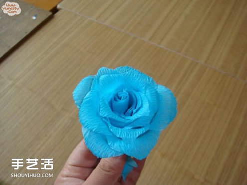 手工皺紋紙玫瑰花做法 簡(jiǎn)單皺紋紙玫瑰花的折法 -  rpnrmr.com