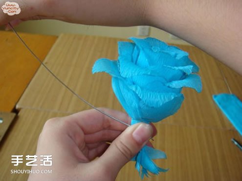 手工皺紋紙玫瑰花做法 簡(jiǎn)單皺紋紙玫瑰花的折法 -  rpnrmr.com