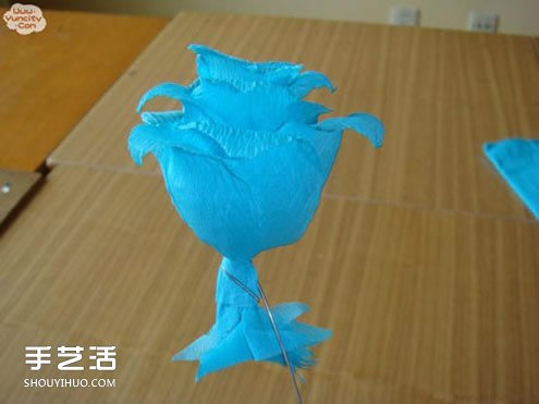 手工皺紋紙玫瑰花做法 簡(jiǎn)單皺紋紙玫瑰花的折法 -  rpnrmr.com