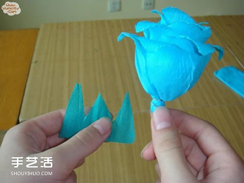 手工皺紋紙玫瑰花做法 簡(jiǎn)單皺紋紙玫瑰花的折法 -  rpnrmr.com