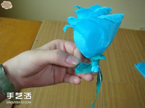 手工皺紋紙玫瑰花做法 簡(jiǎn)單皺紋紙玫瑰花的折法 -  rpnrmr.com
